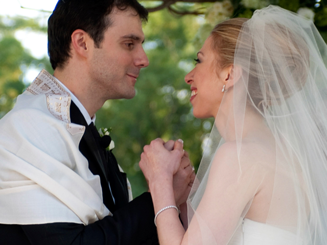 Chelsea Clinton holds hands with Marc Mezvinsky during their wedding ceremony at Astor Court in Rhinebeck, New York July 31, 2010. Bill and Hillary Clinton's daughter married her long-time boyfriend in the picturesque New York village of Rhinebeck on Saturday in what has been dubbed America's royal wedding. REUTERS/Manio Photography/Handout (UNITED STATES - Tags: POLITICS SOCIETY) NO SALES. NO ARCHIVES. FOR EDITORIAL USE ONLY. NOT FOR SALE FOR MARKETING OR ADVERTISING CAMPAIGNS. NO COMMERCIAL USE