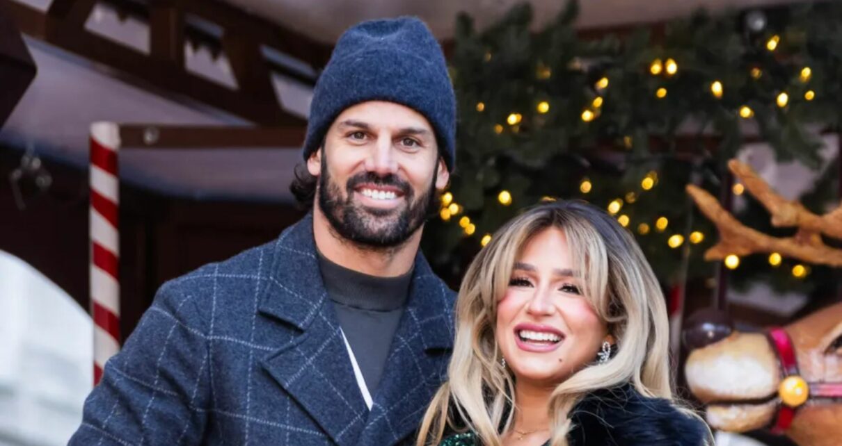 2_ Decking the Halls and Baby Bumps_ Jessie James Decker's Thanksgiving Parade