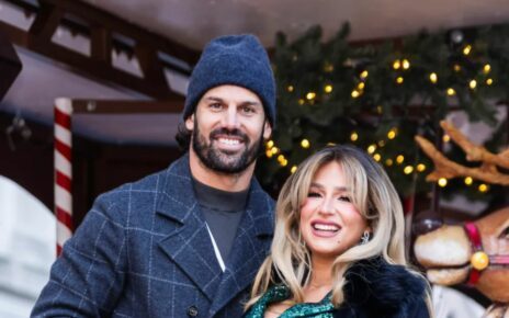 2_ Decking the Halls and Baby Bumps_ Jessie James Decker's Thanksgiving Parade